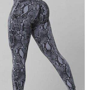 LiCi Fit Grounded V-Cut Scrunch Legging